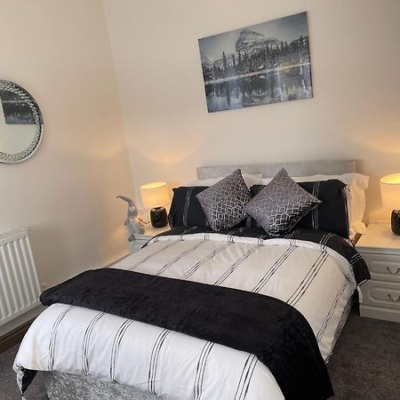 Tollgate House - Luxury Cozy Cottage - Huge Hot Tub - Alton Towers 치들 외부 사진