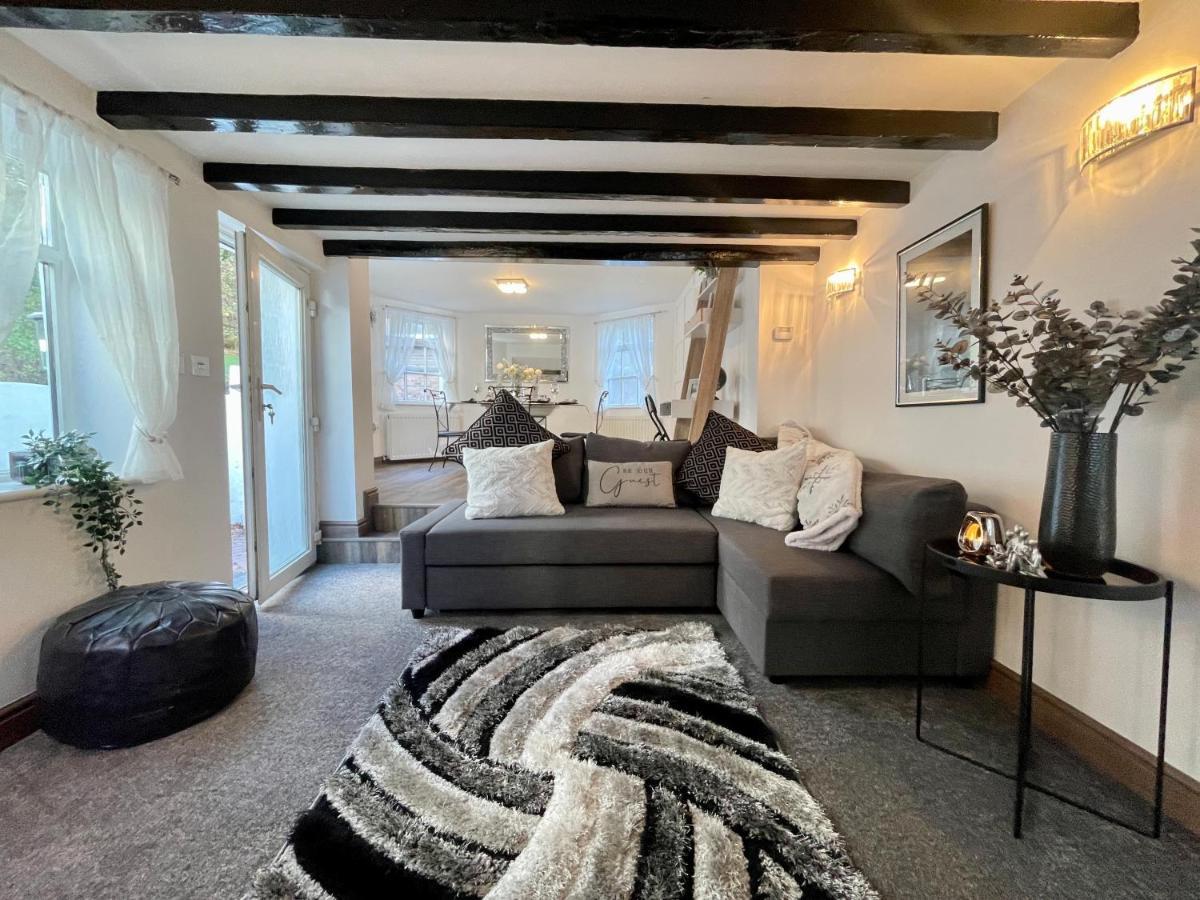 Tollgate House - Luxury Cozy Cottage - Huge Hot Tub - Alton Towers 치들 외부 사진