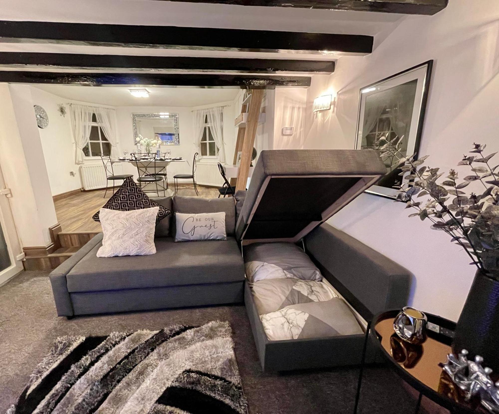 Tollgate House - Luxury Cozy Cottage - Huge Hot Tub - Alton Towers 치들 외부 사진