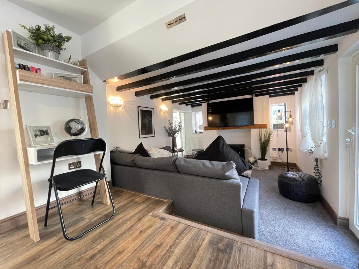 Tollgate House - Luxury Cozy Cottage - Huge Hot Tub - Alton Towers 치들 외부 사진