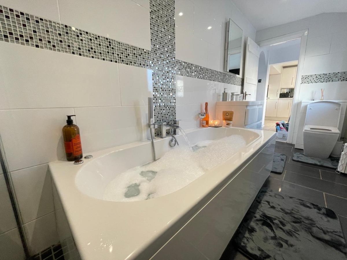 Tollgate House - Luxury Cozy Cottage - Huge Hot Tub - Alton Towers 치들 외부 사진