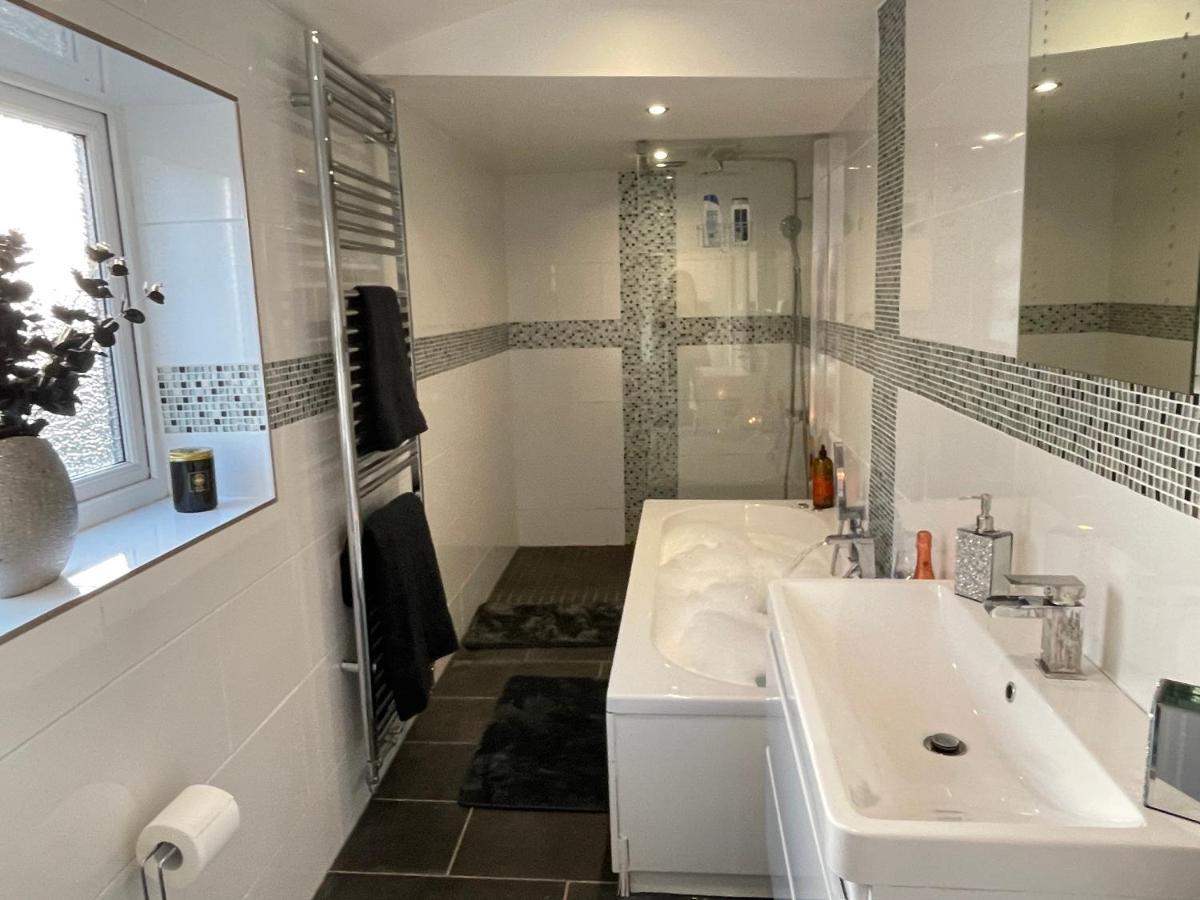 Tollgate House - Luxury Cozy Cottage - Huge Hot Tub - Alton Towers 치들 외부 사진