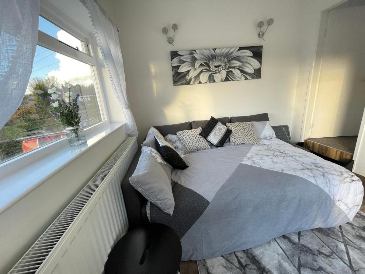 Tollgate House - Luxury Cozy Cottage - Huge Hot Tub - Alton Towers 치들 외부 사진