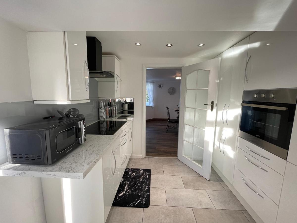Tollgate House - Luxury Cozy Cottage - Huge Hot Tub - Alton Towers 치들 외부 사진