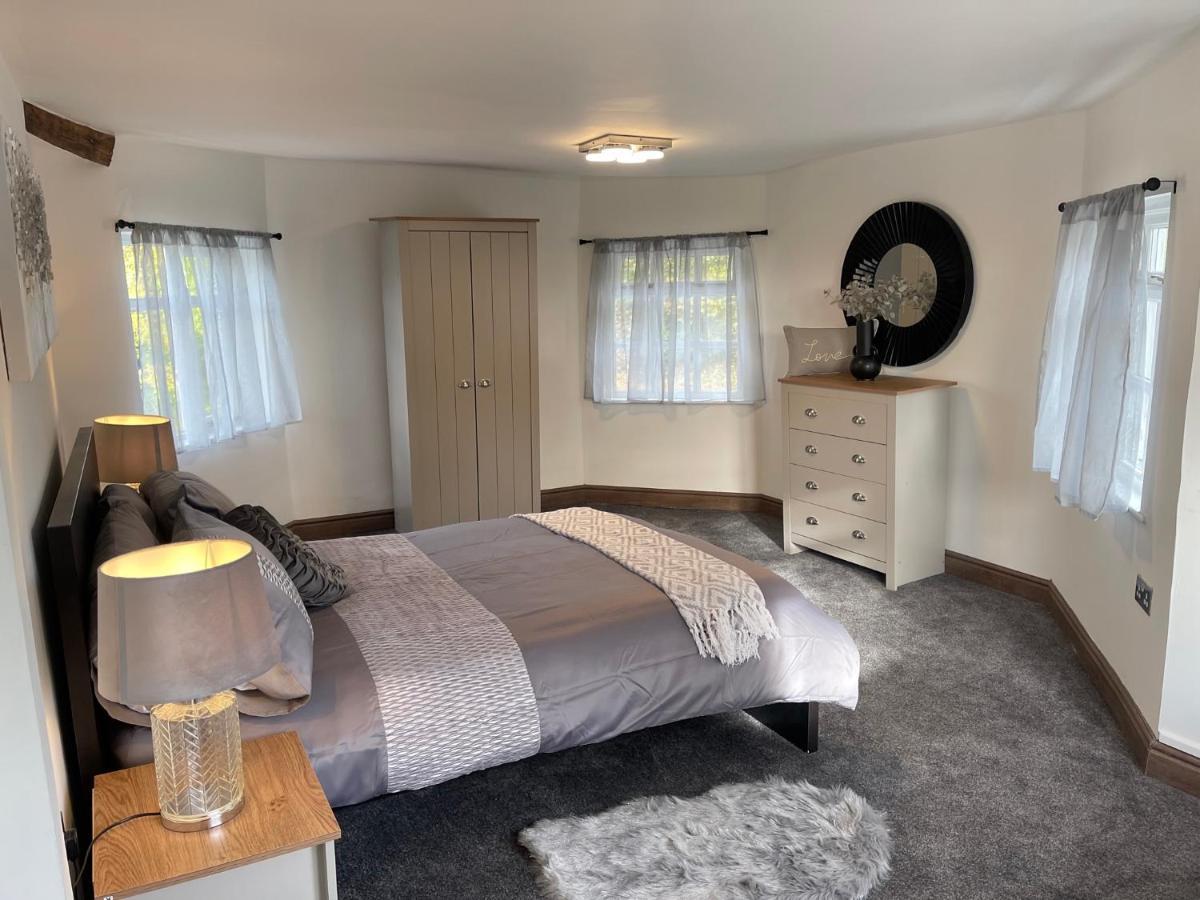 Tollgate House - Luxury Cozy Cottage - Huge Hot Tub - Alton Towers 치들 외부 사진