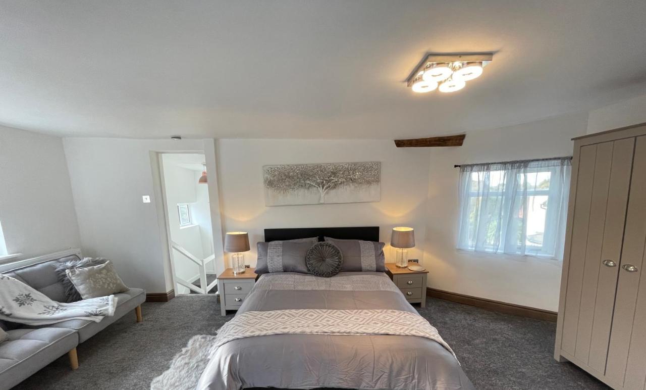 Tollgate House - Luxury Cozy Cottage - Huge Hot Tub - Alton Towers 치들 외부 사진