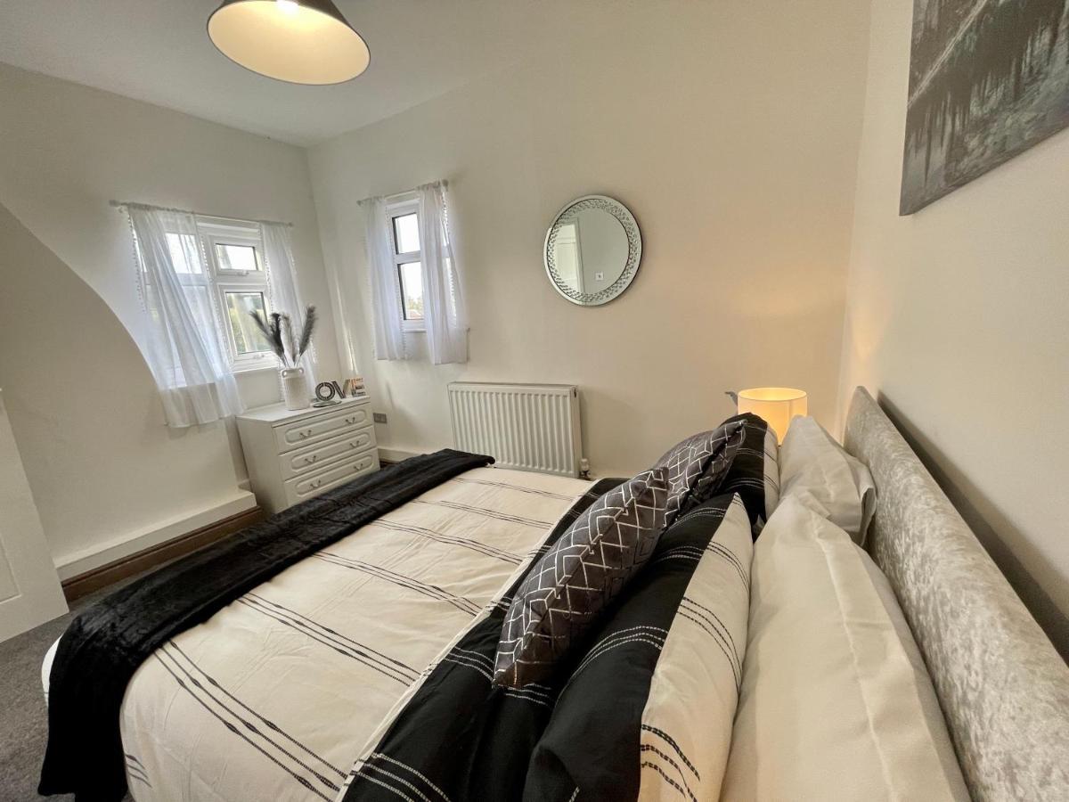 Tollgate House - Luxury Cozy Cottage - Huge Hot Tub - Alton Towers 치들 외부 사진