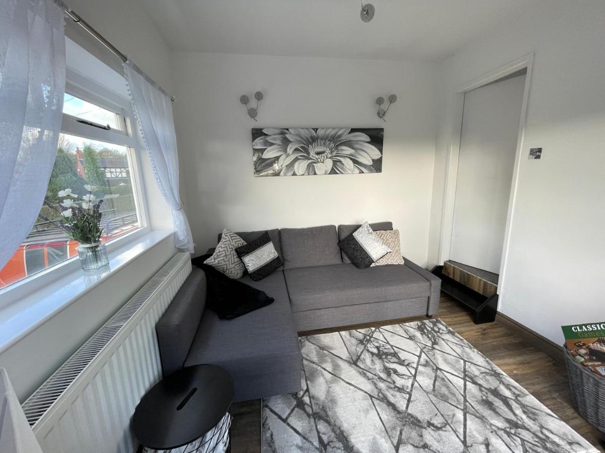 Tollgate House - Luxury Cozy Cottage - Huge Hot Tub - Alton Towers 치들 외부 사진